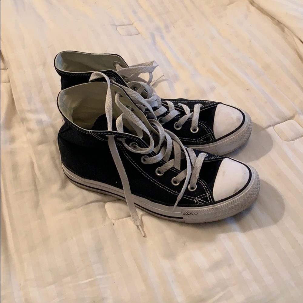 Black converse shoes.